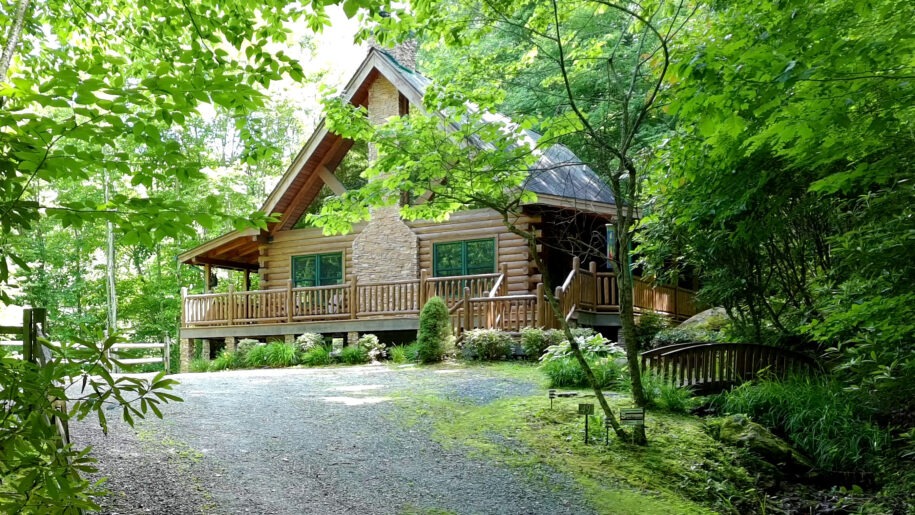 North Carolina mountain cabin with hot tub in Maggie Valley NC